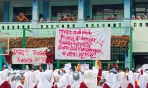Sebanyak 850 pelajar MAN 2 Kota Bekasi menggelar aksi damai terhadap kepala sekolahnya, Nina Indriana, agar transparan dalam pengelolaan dana sekolah