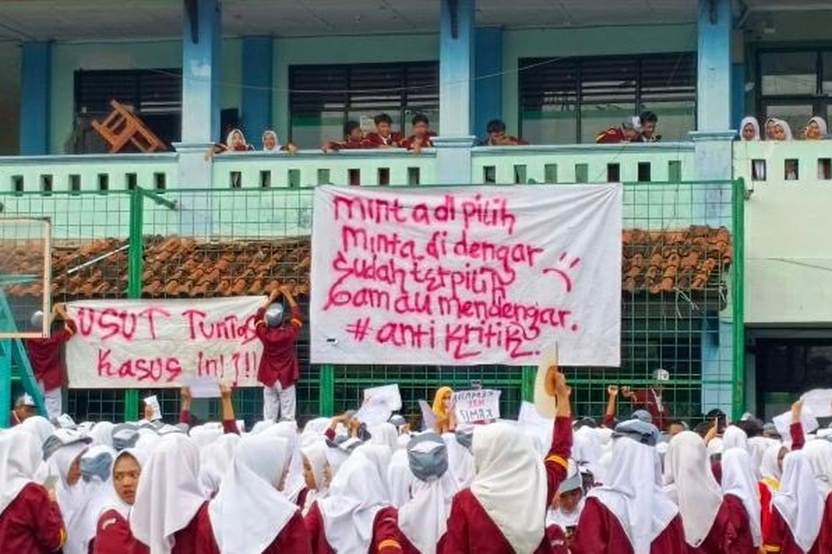 Sebanyak 850 pelajar MAN 2 Kota Bekasi menggelar aksi damai terhadap kepala sekolahnya, Nina Indriana, agar transparan dalam pengelolaan dana sekolah