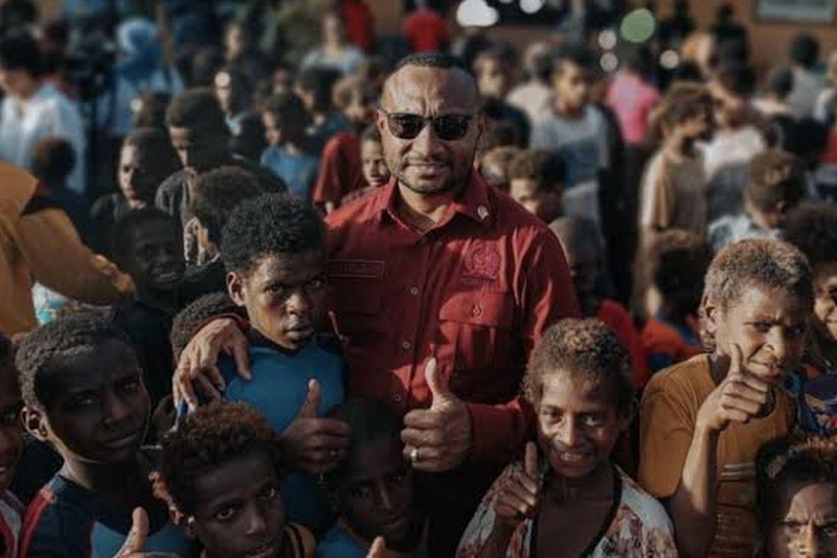 Momen anggota DPR RI Yan Mandenas bersama anak-anak di Kabupaten Mimika, Papua.