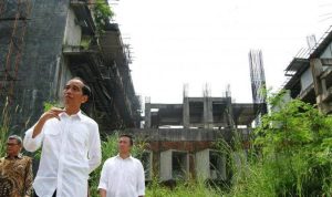 Joko Widodo saat meninjau proyek Hambalang pada 2016