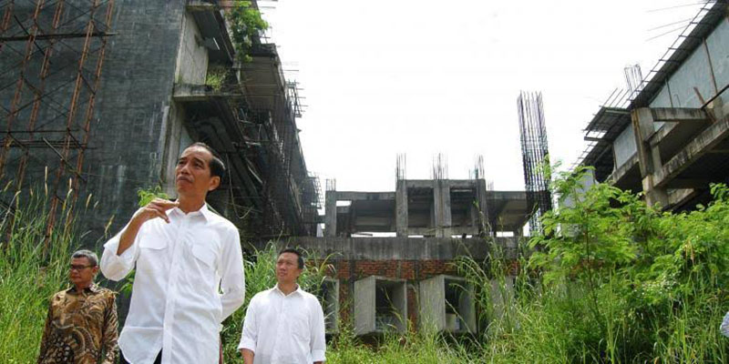 Joko Widodo saat meninjau proyek Hambalang pada 2016