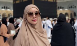 Aura Kasih Rayakan Ulang Tahun ke-38 di Tanah Suci, Penuh Haru dan Syukur