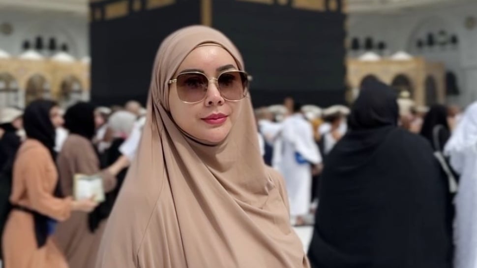Aura Kasih Rayakan Ulang Tahun ke-38 di Tanah Suci, Penuh Haru dan Syukur