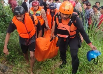 Basarnas Evakuasi Bocah 14 Tahun yang Hanyut di Sungai Katia Lakkut