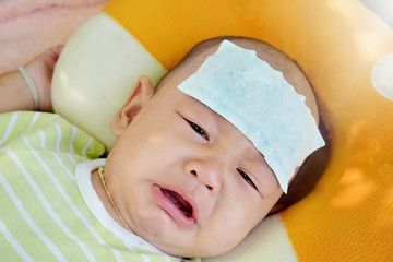Bayi Demam Setelah Imunisasi? Ini yang Harus Bunda Ketahui