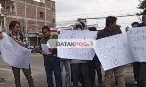Massa ketika melakukan aksi demo di Mapolda Sumut desak Kapolda mencopot Kasatnarkoba Polres Langkat.(harianbatakpos.com)