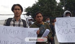 Massa ketika melakukan aksi demo di Mapolda Sumut desak Kapolda mencopot Kasatnarkoba Polres Langkat.(harianbatakpos.com)