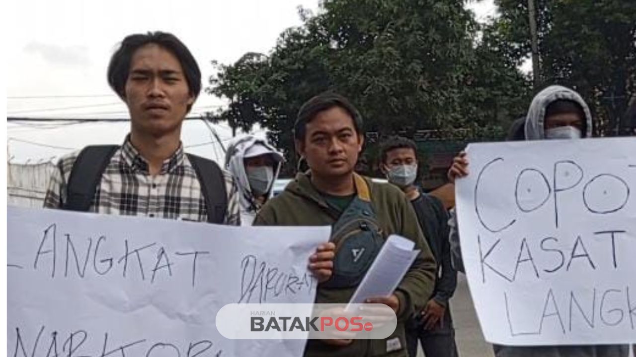 Massa ketika melakukan aksi demo di Mapolda Sumut desak Kapolda mencopot Kasatnarkoba Polres Langkat.(harianbatakpos.com)