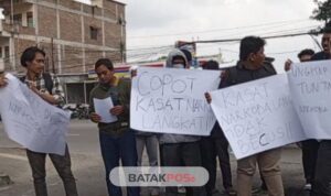 Massa ketika melakukan aksi demo di Mapolda Sumut desak Kapolda mencopot Kasatnarkoba Polres Langkat.(harianbatakpos.com)