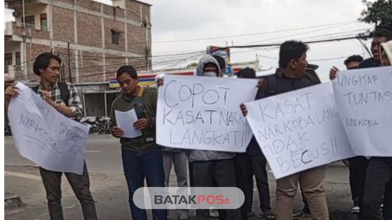 Massa ketika melakukan aksi demo di Mapolda Sumut desak Kapolda mencopot Kasatnarkoba Polres Langkat.(harianbatakpos.com)