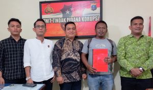 Erik Astrada Nasution di ruang kerja Unit Tipidkor Polres Padangsidimpuan saat menyerahkan berkas laporan dugaan korupsi Rehabilitasi dan Pembangunan RKB SDN 200214, Jum'at (31/1-25). Foto : BP/Ist