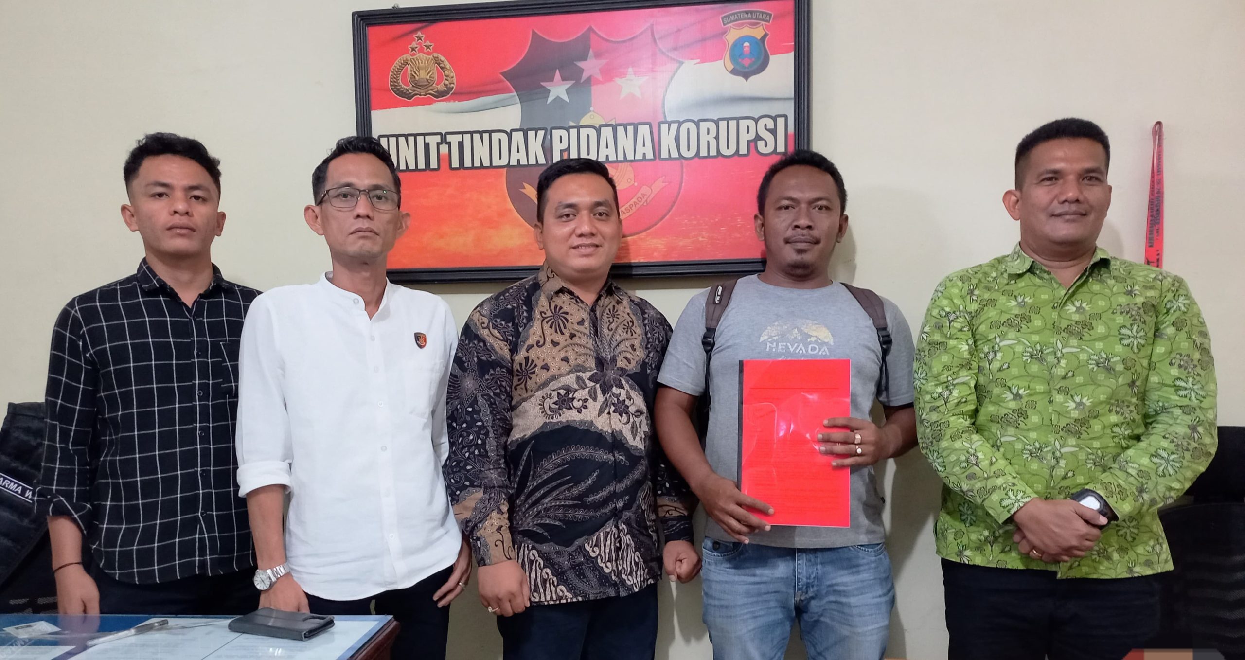 Erik Astrada Nasution di ruang kerja Unit Tipidkor Polres Padangsidimpuan saat menyerahkan berkas laporan dugaan korupsi Rehabilitasi dan Pembangunan RKB SDN 200214, Jum'at (31/1-25). Foto : BP/Ist
