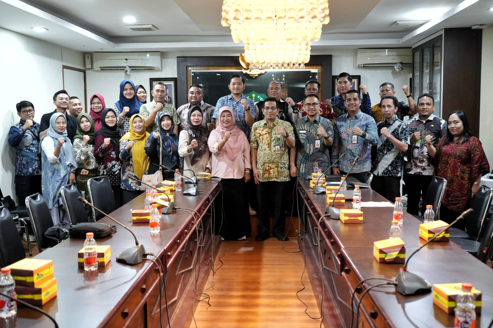 Pj Sekda Kota Medan Topan OP Ginting foto bersama dengan rombongan Pemko Depok saat studi banding di Pemko Medan, Kamis (6/2/2025). BP/erwan