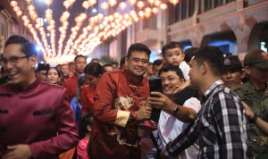 Wali Kota Medan Bobby Nasution menyaksikan perayaan Harmoni Imlek 2025 yang digelar Pemko Medan di Jalan Ahmad Yani Medan, Sabtu (8/2/2025) malam. BP/erwan