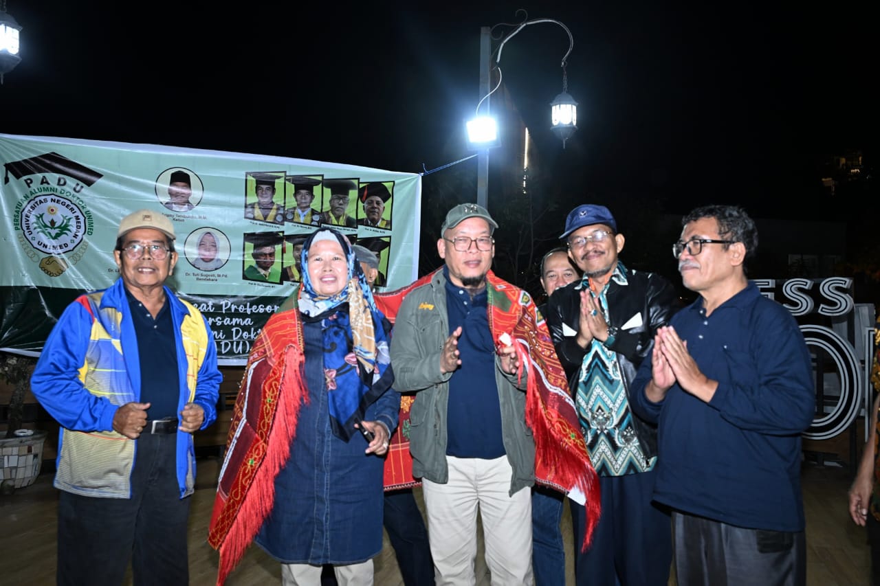 Kadis Kominfo Provinsi Sumatera Utara (Sumut) Ilyas S Sitorus di bersama Anggota DPRD Sumut Aripay Tambunan yang juga Ketua Persatuan Alumni Doktor UNIMED (PADU) serta para Guru Besar UNIMED pada acara Retreat Profesor bersama PADU di Parapat, Simalungun.(Istimewa