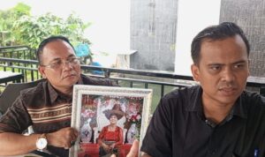 Tiopan Tarigan dan rekannya ketika menunjukkan foto R Boru Ketaren yang telah meninggal dunia saat HD.(Istimewa).