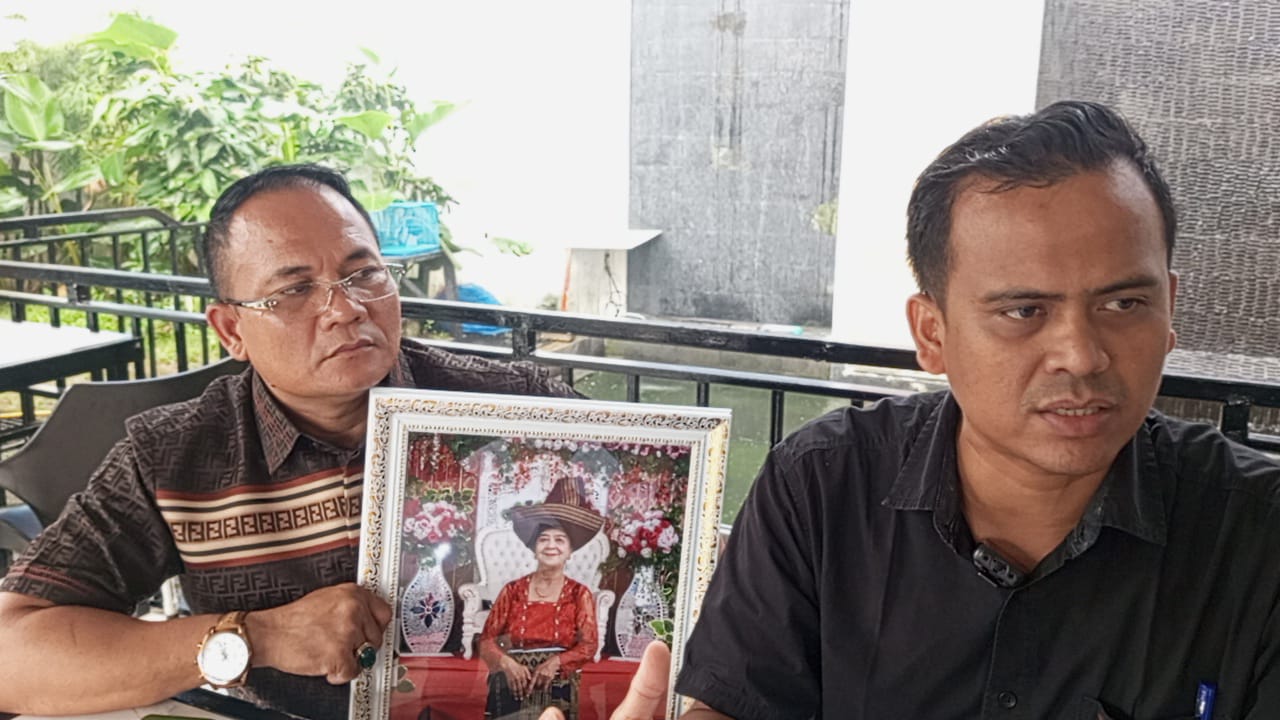 Tiopan Tarigan dan rekannya ketika menunjukkan foto R Boru Ketaren yang telah meninggal dunia saat HD.(Istimewa).