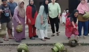 Kelangkaan Gas Elpiji 3 Kg Bikin Emak-Emak Protes di Kota Tangerang