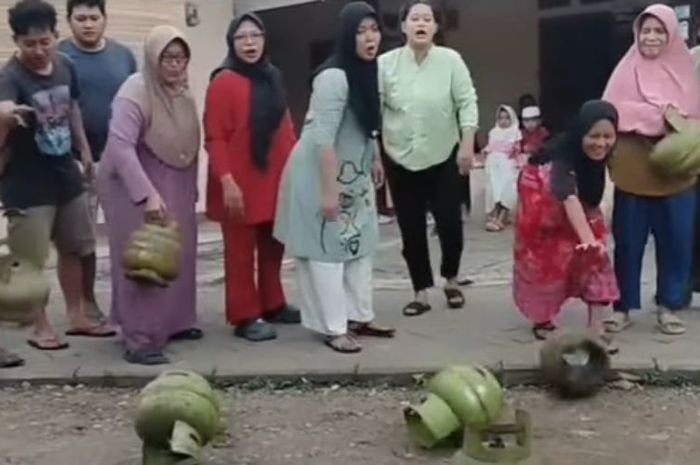 Kelangkaan Gas Elpiji 3 Kg Bikin Emak-Emak Protes di Kota Tangerang