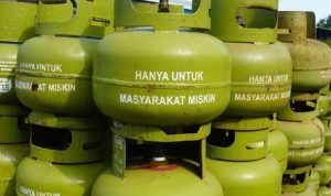 Kelangkaan Gas LPG 3 Kg, Warga Antre Panjang untuk Mendapatkan Gas Melon