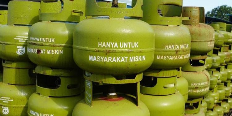 Kelangkaan Gas LPG 3 Kg, Warga Antre Panjang untuk Mendapatkan Gas Melon