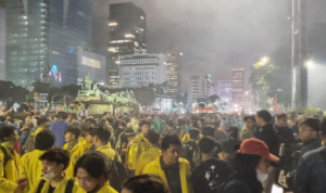 Massa Badan Eksekutif Mahasiswa Se-Indonesia (BEM SI) dalam demo 'Indonesia Gelap' membacakan 13 tuntutan kepada pemerintah.