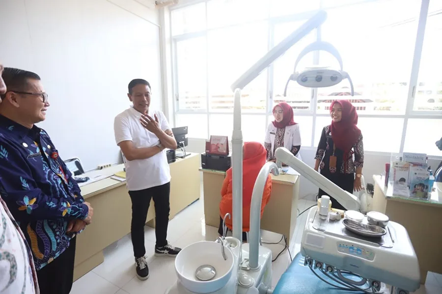Pj Wali Kota Malang, Dr. Ir. Wahyu Hidayat, MM meninjau sarana prasarana Gedung Baru Puskesmas Cisadea di Jalan Indragiri IV Kelurahan Purwantoro Kota Malang,