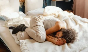 Posisi Tidur untuk Meredakan Nyeri Haid agar Tidur Lebih Nyaman