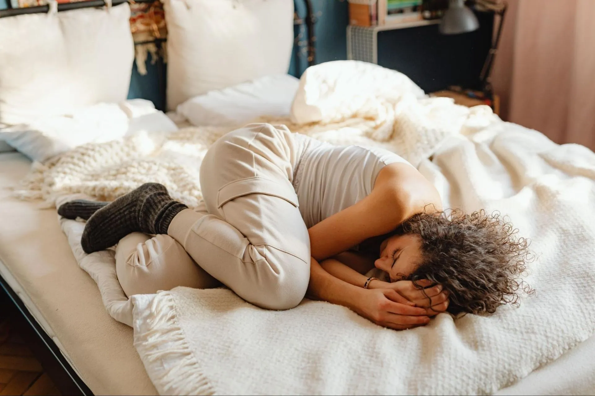 Posisi Tidur untuk Meredakan Nyeri Haid agar Tidur Lebih Nyaman