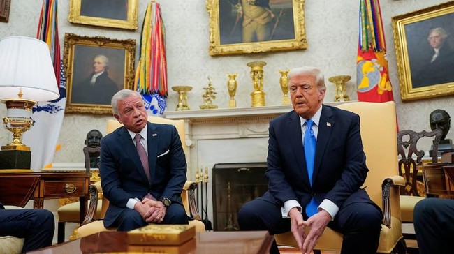 Presiden AS Donald Trump dan Raja Abdullah II melakukan pembicaraan di Ruang Oval Gedung Putih