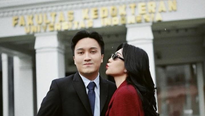 Rayhan Maditra Suami Isyana Sarasvati Resmi Jadi Dokter Spesialis Kedokteran Jiwa