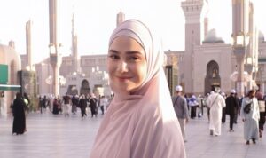 Syifa Hadju Tampil Anggun Saat Umrah, El Rumi dan Maia Estianty Beri Pujian