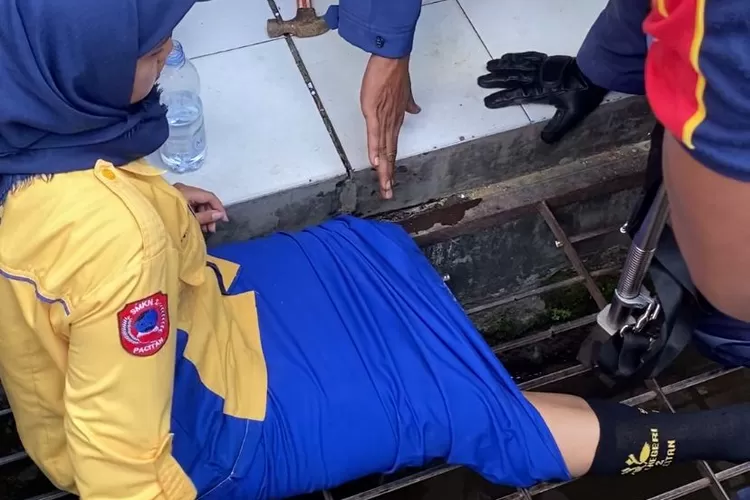 Video Evakuasi Siswi Terjepit Besi di Pacitan Viral di Media Sosial
