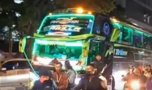 Viral Pengendara Motor Dikeroyok Kru Bus Gegara Klakson Telolet