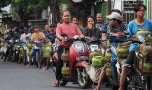 Warga mengantre untuk membeli gas elpiji 3 kilogram