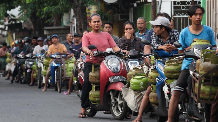 Warga mengantre untuk membeli gas elpiji 3 kilogram