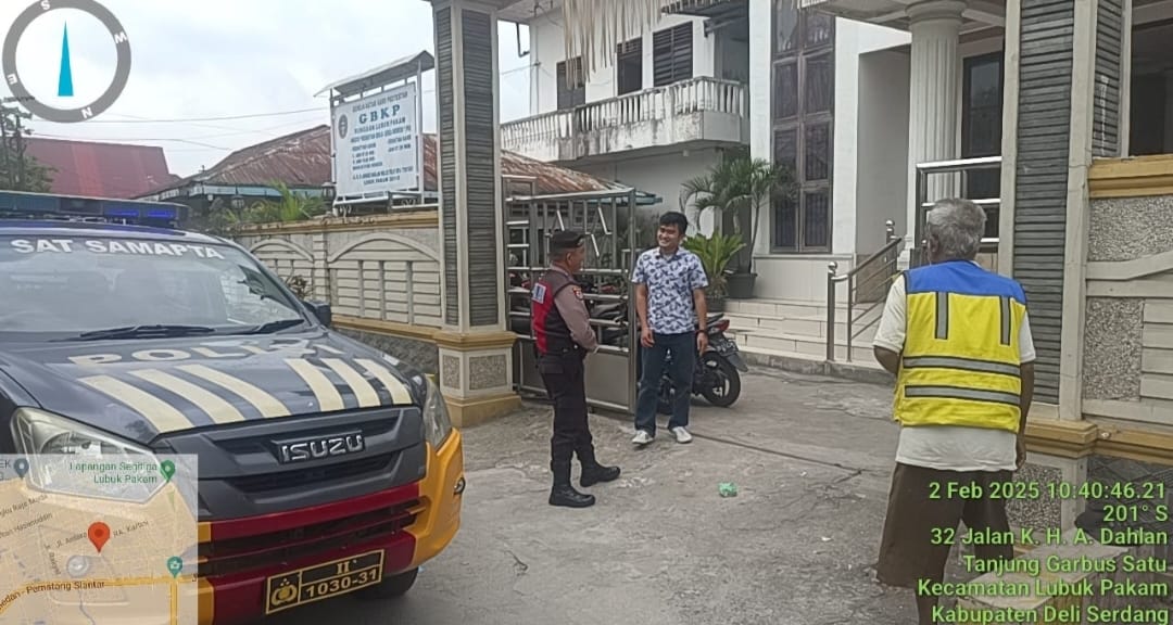 Personel Polresta Deli Serdang melakukan pengamanan di tempat ibadah.(Istimewa)