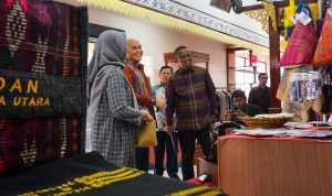 Kepala Dinas Perindustrian, Perdagangan, Energi Sumber Daya Mineral Provinsi Sumatera Utara, Mulyadi Simatupang saat meninjau stan Pemprov Sumut bersama Konsul Jenderal RI di Pulau Pinang, Wanton Saragih di Tapak Pesta Pulau Pinang, Jalan Sultan Azlan Shah, Kampung Sungai Nibong, Bayan Lepas, Pulau Pinang.(Istimewa)