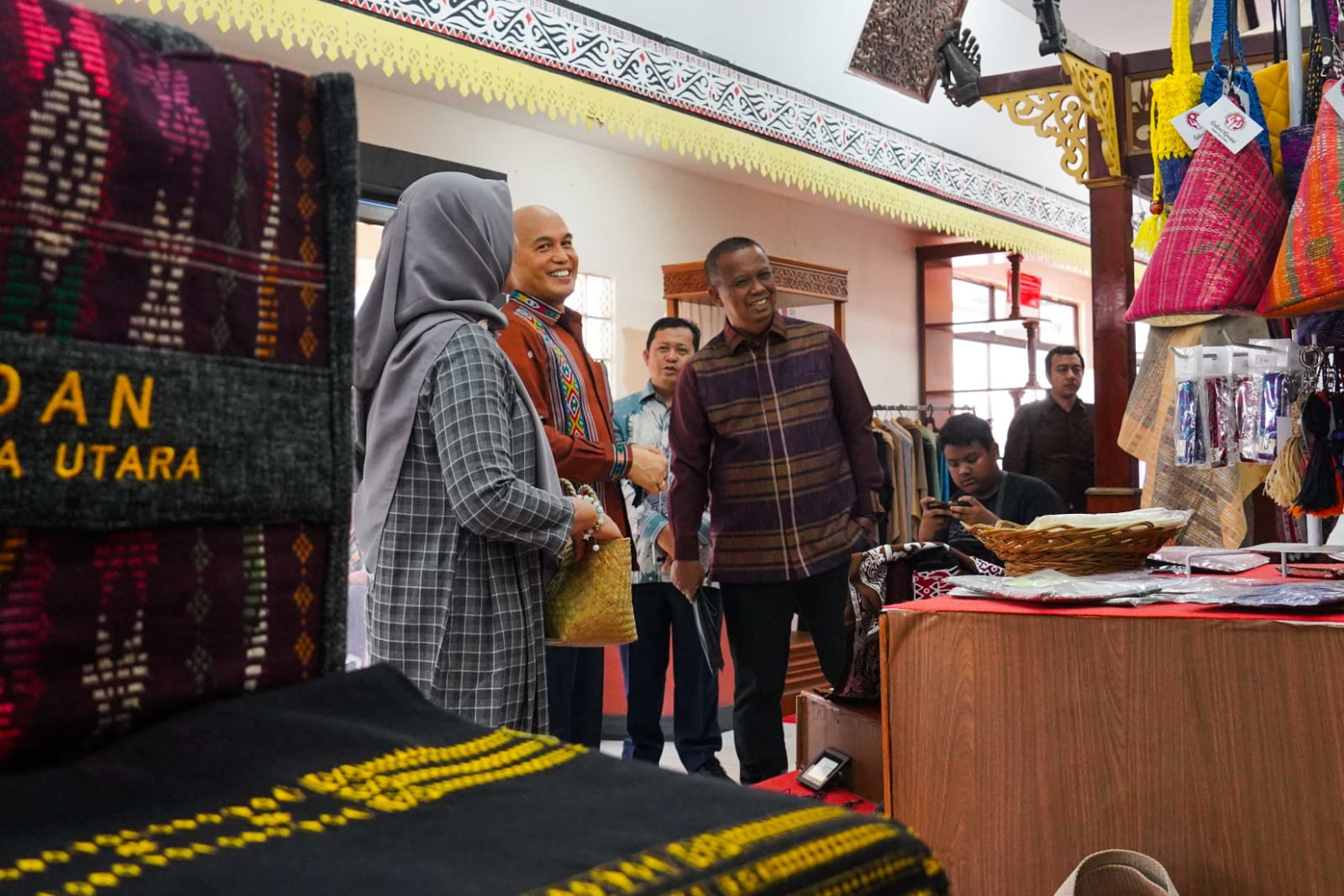 Kepala Dinas Perindustrian, Perdagangan, Energi Sumber Daya Mineral Provinsi Sumatera Utara, Mulyadi Simatupang saat meninjau stan Pemprov Sumut bersama Konsul Jenderal RI di Pulau Pinang, Wanton Saragih di Tapak Pesta Pulau Pinang, Jalan Sultan Azlan Shah, Kampung Sungai Nibong, Bayan Lepas, Pulau Pinang.(Istimewa)