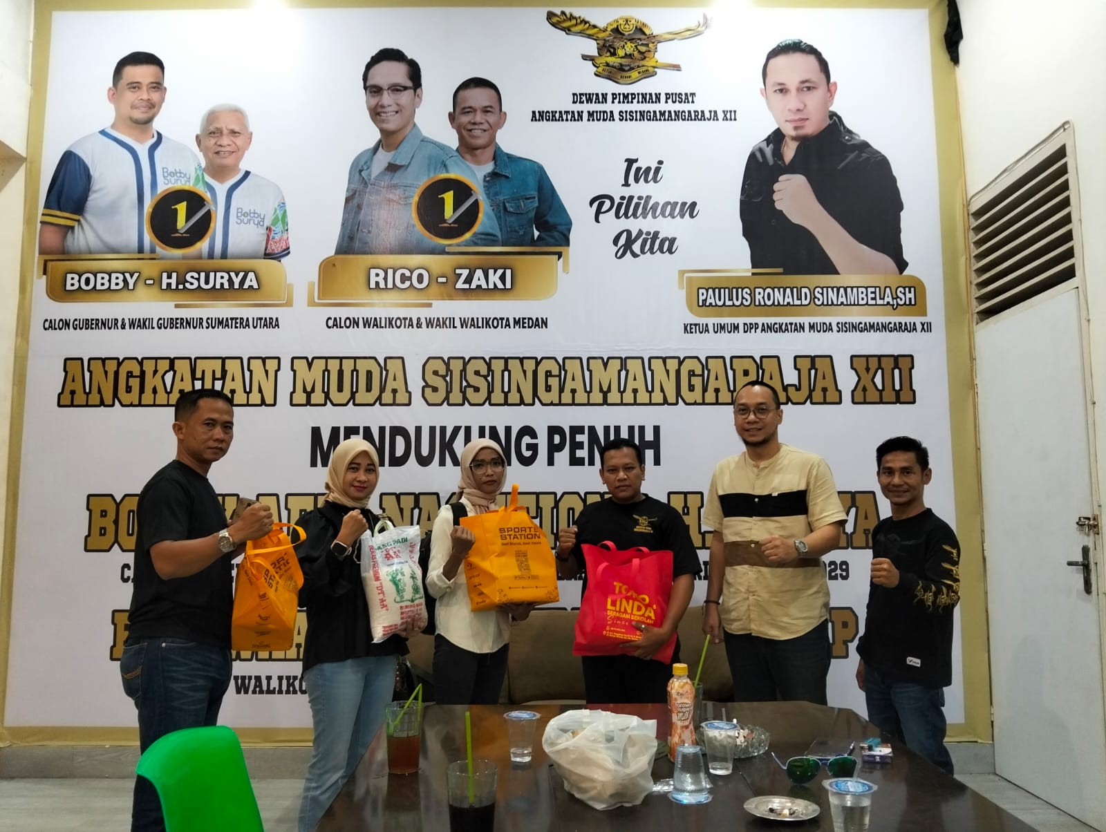 Ketua DPC AMS XII Kota Medan, Abgda Simson Sinambela, SE, bersama pengurus AMS XII Medan Johor menyerahkan paket seragam sekolah dan sembako kepada ibu Mahesa, yang anaknya sempat viral karena dihukum belajar di lantai.