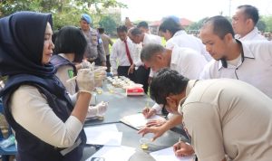 Personil Polresta Deli Serdang dites urine.(Istimewa)