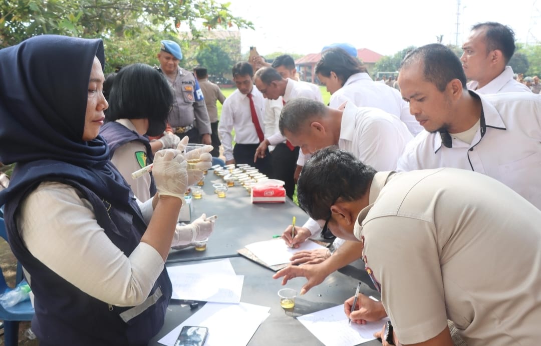 Personil Polresta Deli Serdang dites urine.(Istimewa)