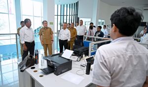 Pj. Gubernur Sumut, A. Fatoni meninjau Kantor dan Laboratorium Sucofindo di Kantor Sucofindo Cabang Medan, Jalan Gatot Subroto, Medan, Senin (3/2/2025). (Istimewa).