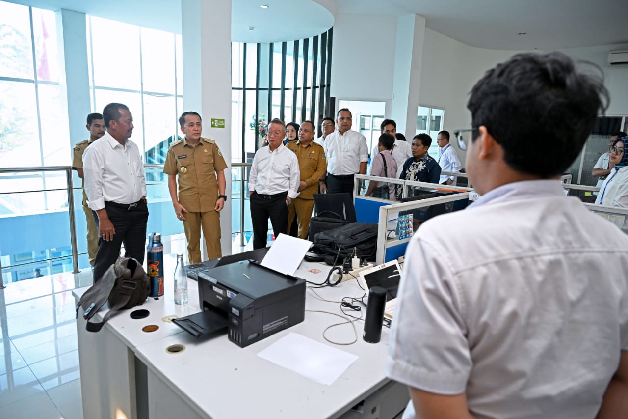 Pj. Gubernur Sumut, A. Fatoni meninjau Kantor dan Laboratorium Sucofindo di Kantor Sucofindo Cabang Medan, Jalan Gatot Subroto, Medan, Senin (3/2/2025). (Istimewa).