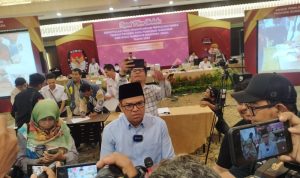 Ketua KPU Sumut, Agus ketika diwawancarai sejumlah awak media.(Istimewa)