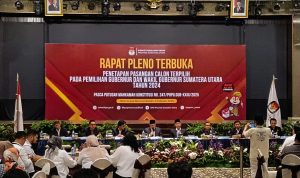 Ketua KPU Sumut Agus Arifin memimpin rapat pleno terbuka didampingi seluruh komisioner KPU Sumut.(Istimewa).