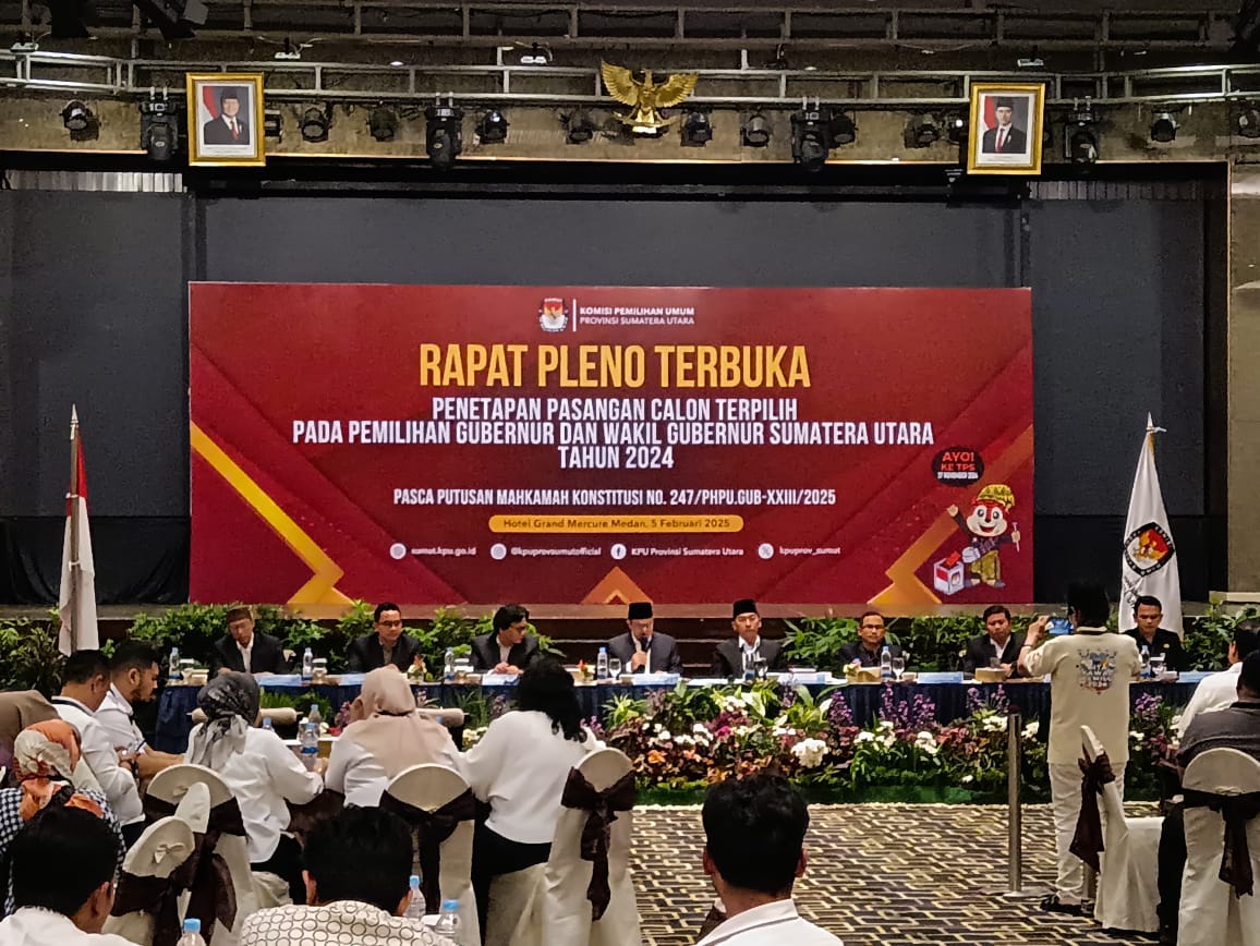 Ketua KPU Sumut Agus Arifin memimpin rapat pleno terbuka didampingi seluruh komisioner KPU Sumut.(Istimewa).