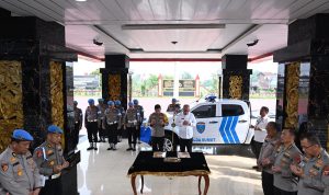 Pj Sekretaris Daerah (Sekda) Provinsi Sumatera Utara (Sumut) Effendy Pohan menyerahkan hibah 1 unit mobil dobel kabin kepada Wakapolda Sumut Brigjend.Pol. Rony Samtana di Lobi Adhi Pradana Mapolda Sumut.(Istimewa)