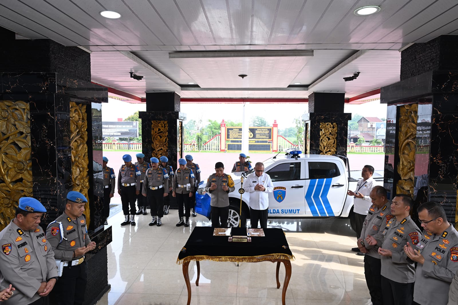 Pj Sekretaris Daerah (Sekda) Provinsi Sumatera Utara (Sumut) Effendy Pohan menyerahkan hibah 1 unit mobil dobel kabin kepada Wakapolda Sumut Brigjend.Pol. Rony Samtana di Lobi Adhi Pradana Mapolda Sumut.(Istimewa)