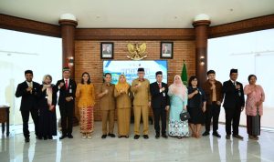 Pj. Sekdaprov Sumut, Effendy Pohan mengukuhkan General Manager dan Manager Badan Pengelola Toba Caldera Unesco Global Geopark Sumut.(Istimewa)